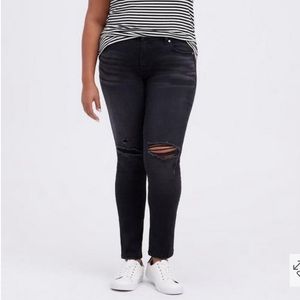 Torrid Boyfriend Straight Mid-Rise Blackout Distressed Size 20 Short